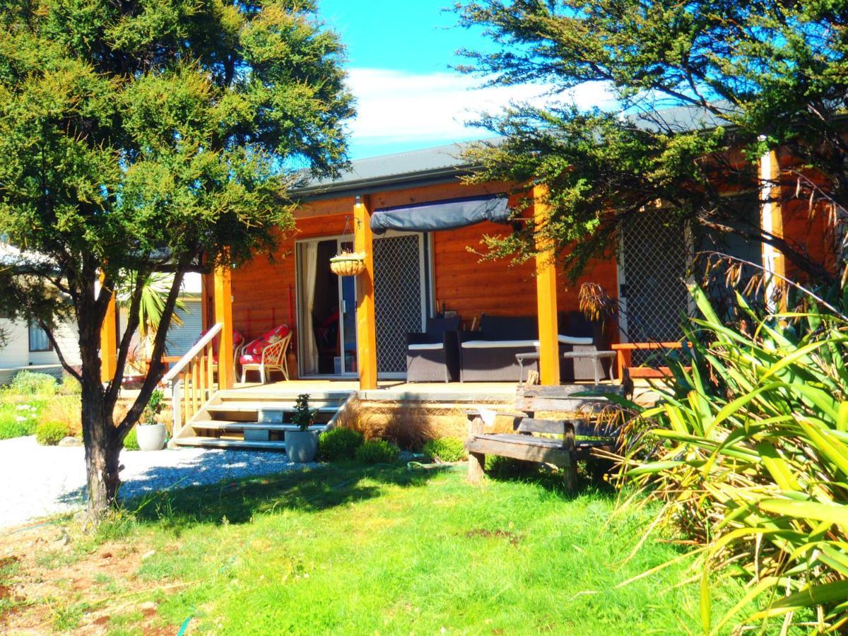 Lakefront Fantail Cottage Lake Hawea, Wanaka Exterior photo