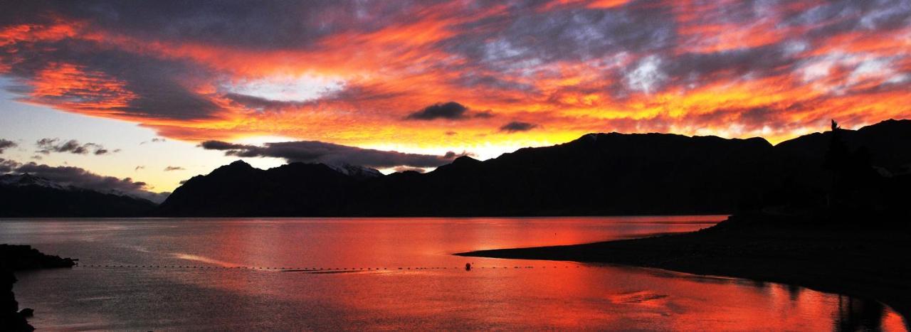 Lakefront Fantail Cottage Lake Hawea, Wanaka Exterior photo